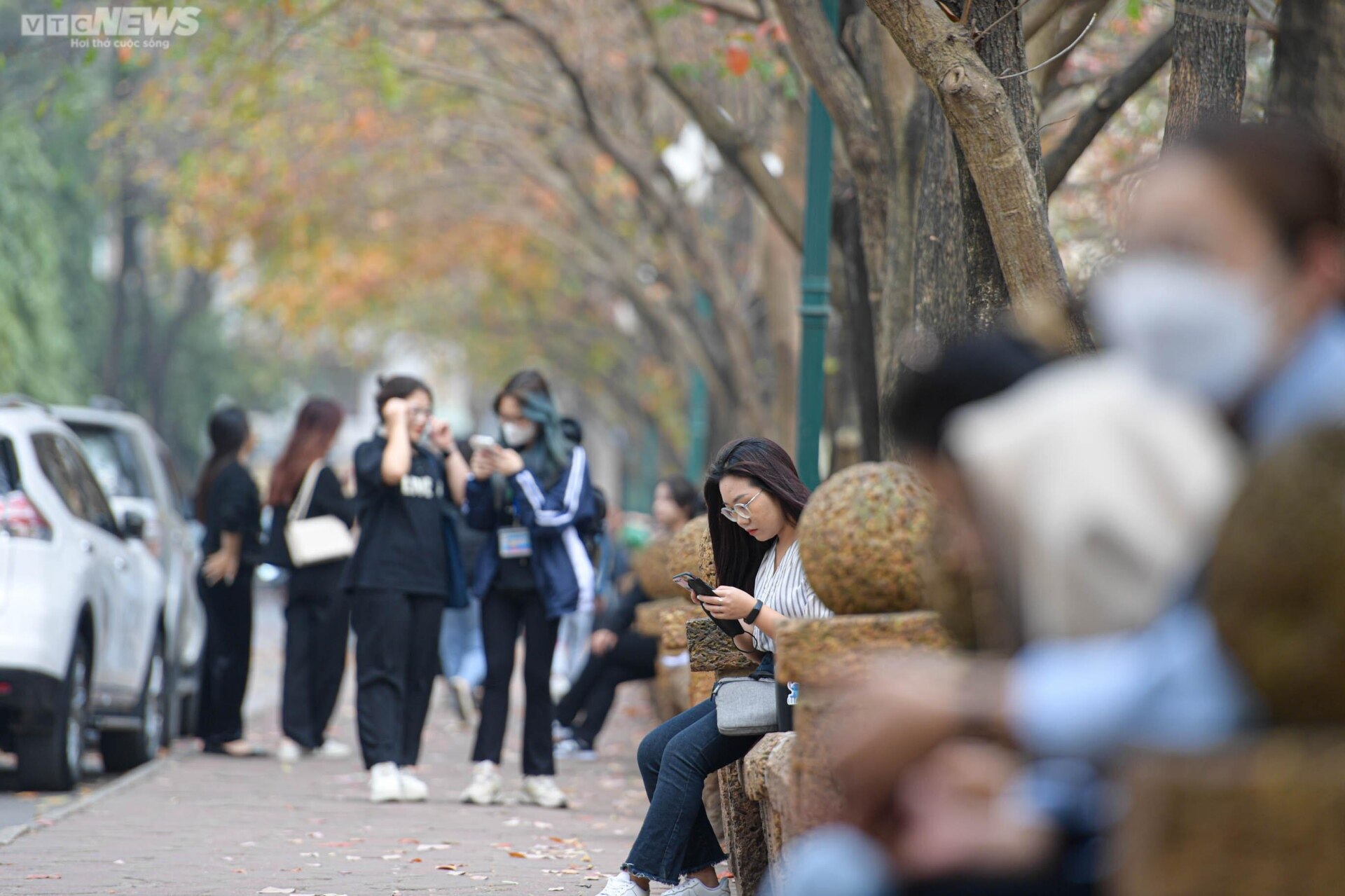Con đường tình yêu ngập lá vàng hút hồn giới trẻ Hà Nội - Ảnh 12.