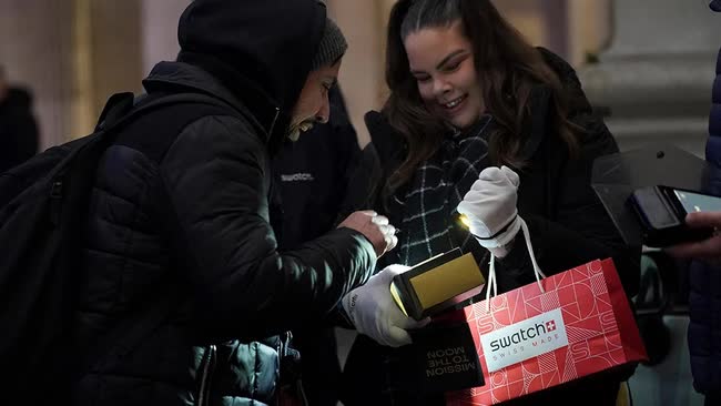 Không phải Rolex hay Patek Philippe, đồng hồ giá vài triệu đồng vẫn được dân chơi sừng sỏ để mắt: Bất chấp thời lạnh 3 độ, xếp hàng thâu đêm để mua - Ảnh 2.