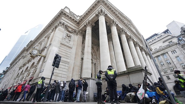 Không phải Rolex hay Patek Philippe, đồng hồ giá vài triệu đồng vẫn được dân chơi sừng sỏ để mắt: Bất chấp thời lạnh 3 độ, xếp hàng thâu đêm để mua - Ảnh 1.