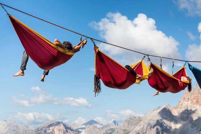 Thót tim với trend cheo leo giữa núi: Nằm đọc sách, ăn ngủ ở vực sâu hàng trăm mét, có duy nhất 1 dây an toàn - Ảnh 1. Thót tim với trend cheo leo giữa núi: Nằm đọc sách, ăn ngủ ở vực sâu hàng trăm mét, có duy nhất 1 dây an toàn - Ảnh 1.