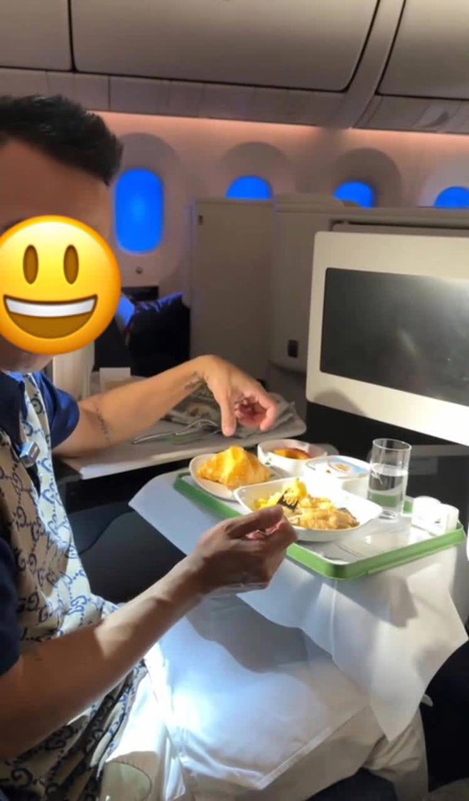 Review bát xôi ngô 15 triệu đồng trên máy bay, TikToker bị cộng đồng mạng chê bai dữ dội vì làm màu quá - Ảnh 3. Review bát xôi ngô 15 triệu đồng trên máy bay, TikToker bị cộng đồng mạng chê bai dữ dội vì làm màu quá - Ảnh 3.