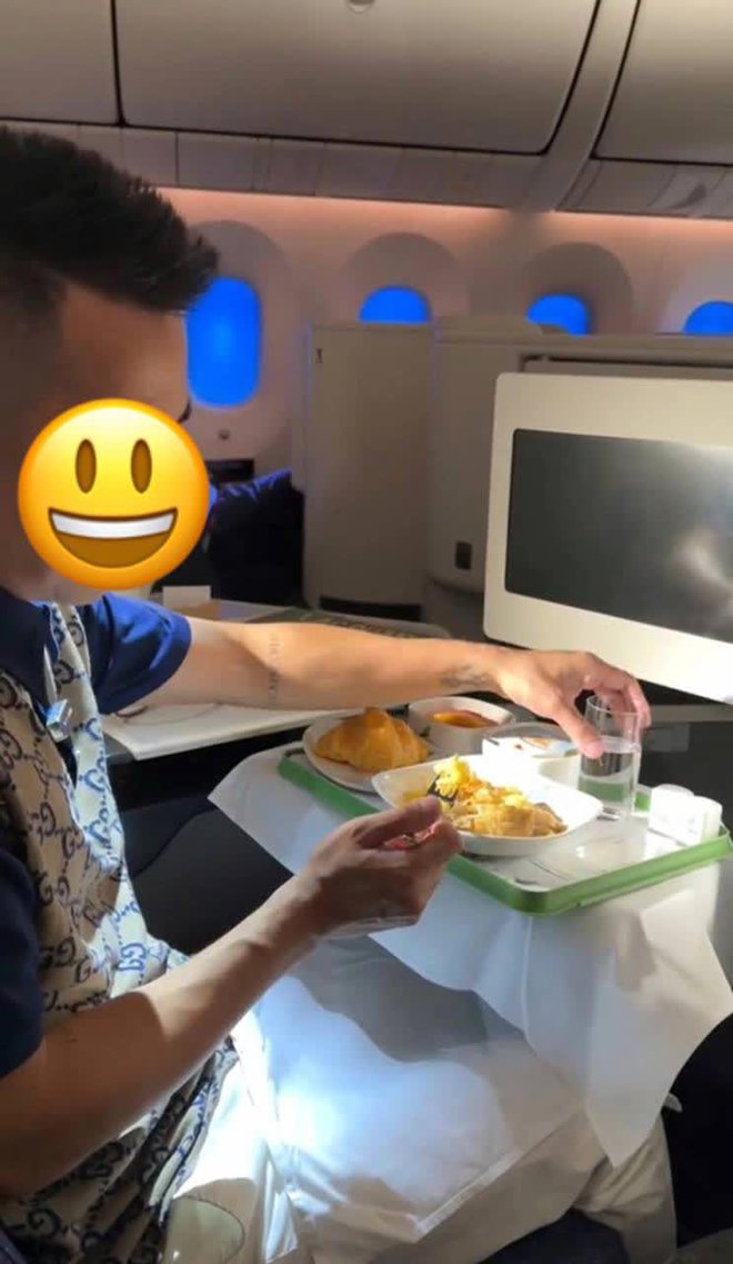 Review bát xôi ngô 15 triệu đồng trên máy bay, TikToker bị cộng đồng mạng chê bai dữ dội vì làm màu quá - Ảnh 2. Review bát xôi ngô 15 triệu đồng trên máy bay, TikToker bị cộng đồng mạng chê bai dữ dội vì làm màu quá - Ảnh 2.