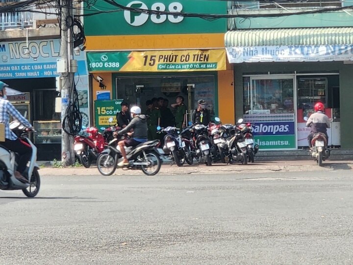 Nhiều công an xuất hiện tại một điểm giao dịch của F88 ở Sóc Trăng - Ảnh 1. Nhiều công an xuất hiện tại một điểm giao dịch của F88 ở Sóc Trăng - Ảnh 1.