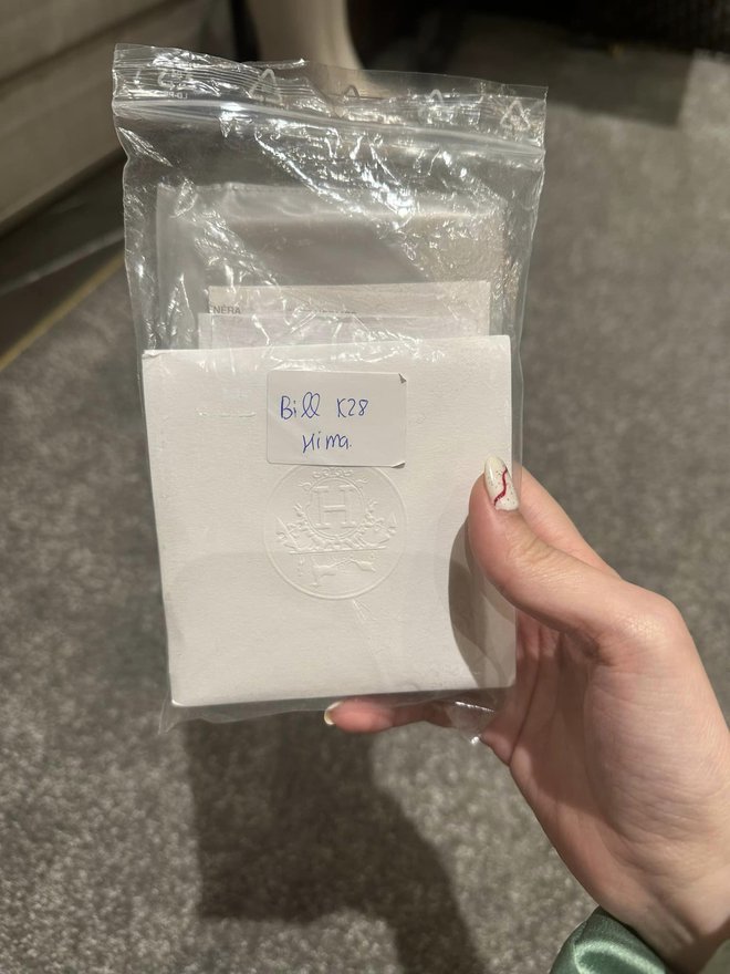 Bị nghi mua túi Hermès cá sấu bạch tạng dởm, Đoàn Di Băng tung ngay bằng chứng, khoe chồng bỏ 8 tỷ mua vui cho mình - Ảnh 5. Bị nghi mua túi Hermès cá sấu bạch tạng dởm, Đoàn Di Băng tung ngay bằng chứng, khoe chồng bỏ 8 tỷ mua vui cho mình - Ảnh 5.