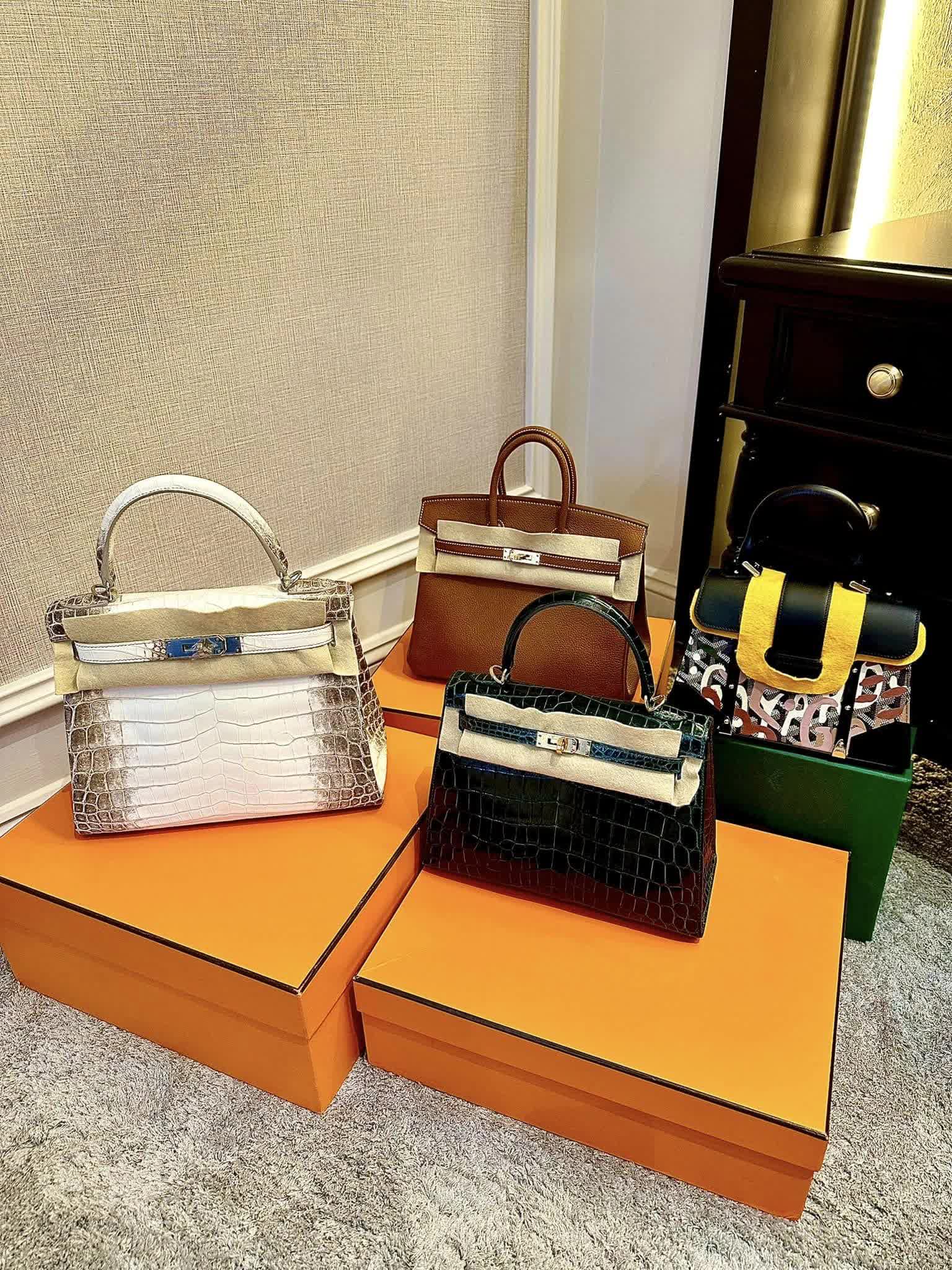 Bị nghi mua túi Hermès cá sấu bạch tạng dởm, Đoàn Di Băng tung ngay bằng chứng, khoe chồng bỏ 8 tỷ mua vui cho mình - Ảnh 1. Bị nghi mua túi Hermès cá sấu bạch tạng dởm, Đoàn Di Băng tung ngay bằng chứng, khoe chồng bỏ 8 tỷ mua vui cho mình - Ảnh 1.