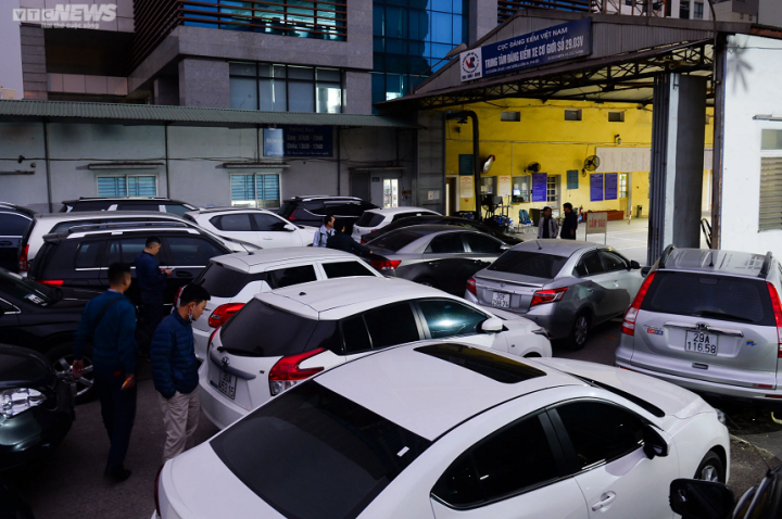 Xe chờ cả tuần không được đăng kiểm, doanh nghiệp méo mặt chịu thiệt hại - Ảnh 1.