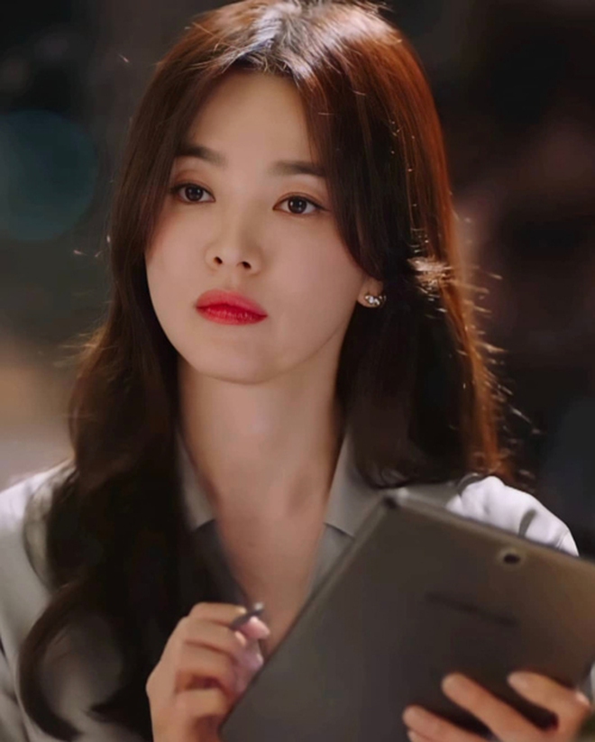 Đây là thương hiệu lợi nhất sau The Glory 2: Gây sốt với 1 thỏi son đỏ, truyền tải thông điệp nhân văn, ưu ái sánh đôi cùng Song Hye Kyo - Ảnh 6. Đây là thương hiệu lợi nhất sau The Glory 2: Gây sốt với 1 thỏi son đỏ, truyền tải thông điệp nhân văn, ưu ái sánh đôi cùng Song Hye Kyo - Ảnh 6.