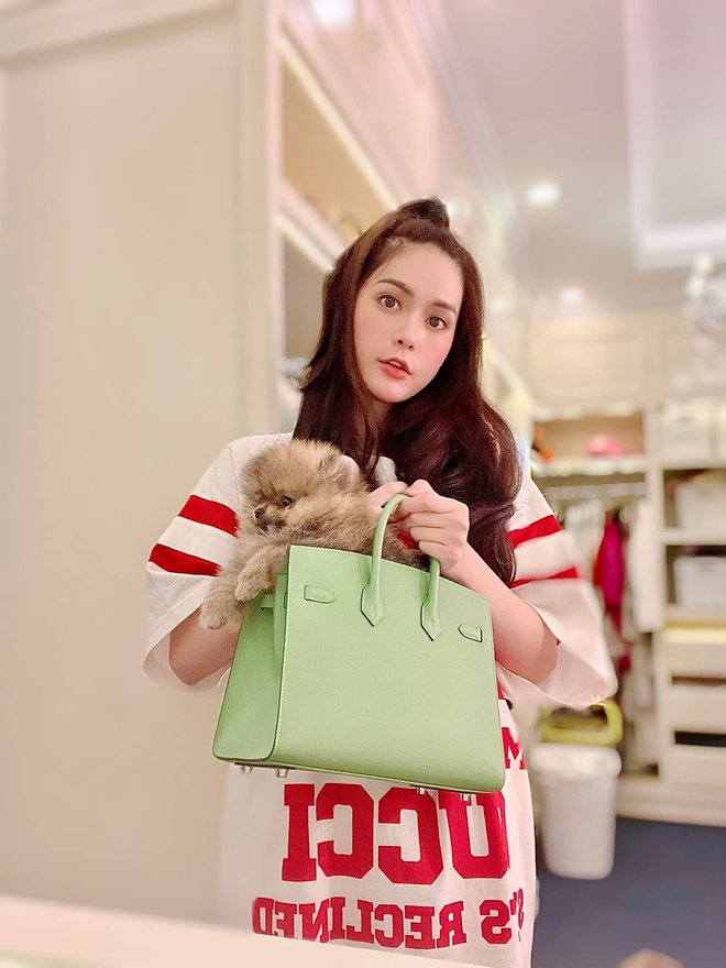 Bị nghi mua túi Hermès cá sấu bạch tạng dởm, Đoàn Di Băng tung ngay bằng chứng, khoe chồng bỏ 8 tỷ mua vui cho mình - Ảnh 10. Bị nghi mua túi Hermès cá sấu bạch tạng dởm, Đoàn Di Băng tung ngay bằng chứng, khoe chồng bỏ 8 tỷ mua vui cho mình - Ảnh 10.