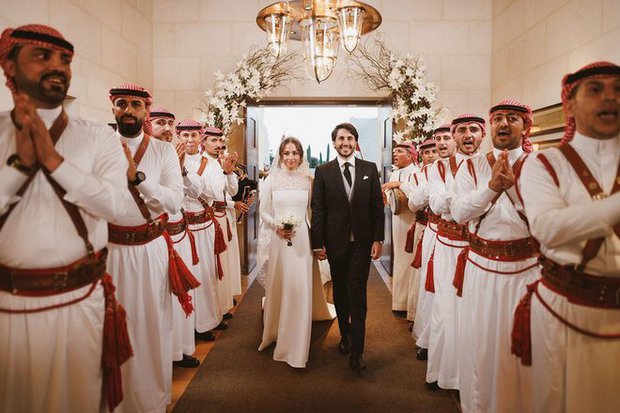  Cận cảnh đám cưới của công chúa xinh đẹp nhất Jordan: Cô dâu mặc váy cưới đẳng cấp, khung cảnh lãng mạn tựa truyện cổ tích - Ảnh 5.