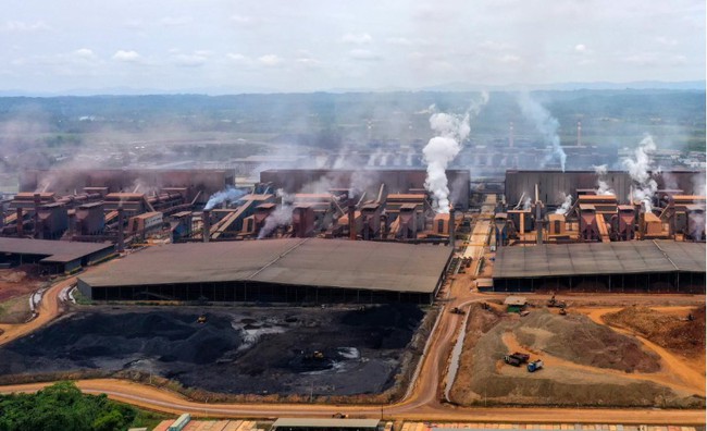 Cơ sốt khai thác niken để sản xuất pin xe điện bùng nổ: Người dân Indonesia cầm mã tấu giữ đất - Ảnh 1.