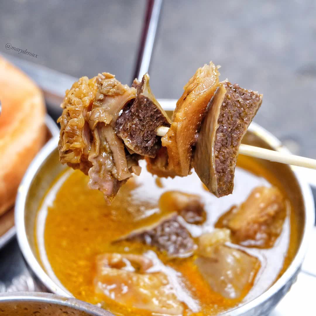 Những hàng quán nổi tiếng ở TP.HCM với câu chuyện nuôi con ăn học thành tài, mua nhà tiền tỷ - Ảnh 6.