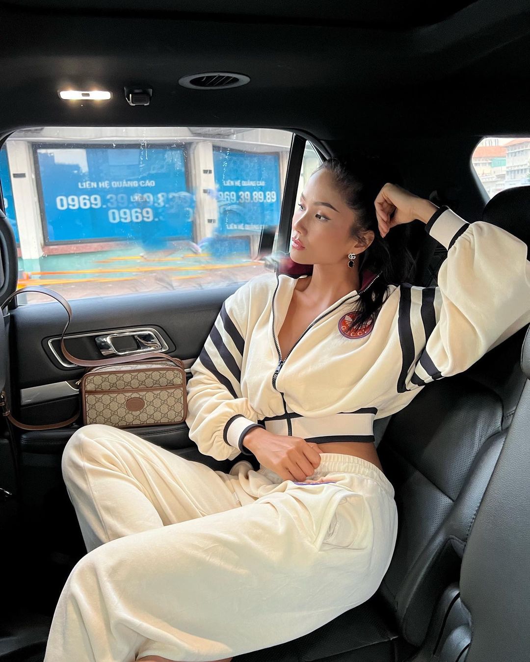 Hoa hậu Vbiz từng có cuộc sống nghèo khổ đến mức không có tiền ăn bánh mì giờ thay đổi đến kinh ngạc: Mua vàng theo túi, tặng bố mẹ một lần cả xấp sổ đỏ - Ảnh 2. Hoa hậu Vbiz từng có cuộc sống nghèo khổ đến mức không có tiền ăn bánh mì giờ thay đổi đến kinh ngạc: Mua vàng theo túi, tặng bố mẹ một lần cả xấp sổ đỏ - Ảnh 2.