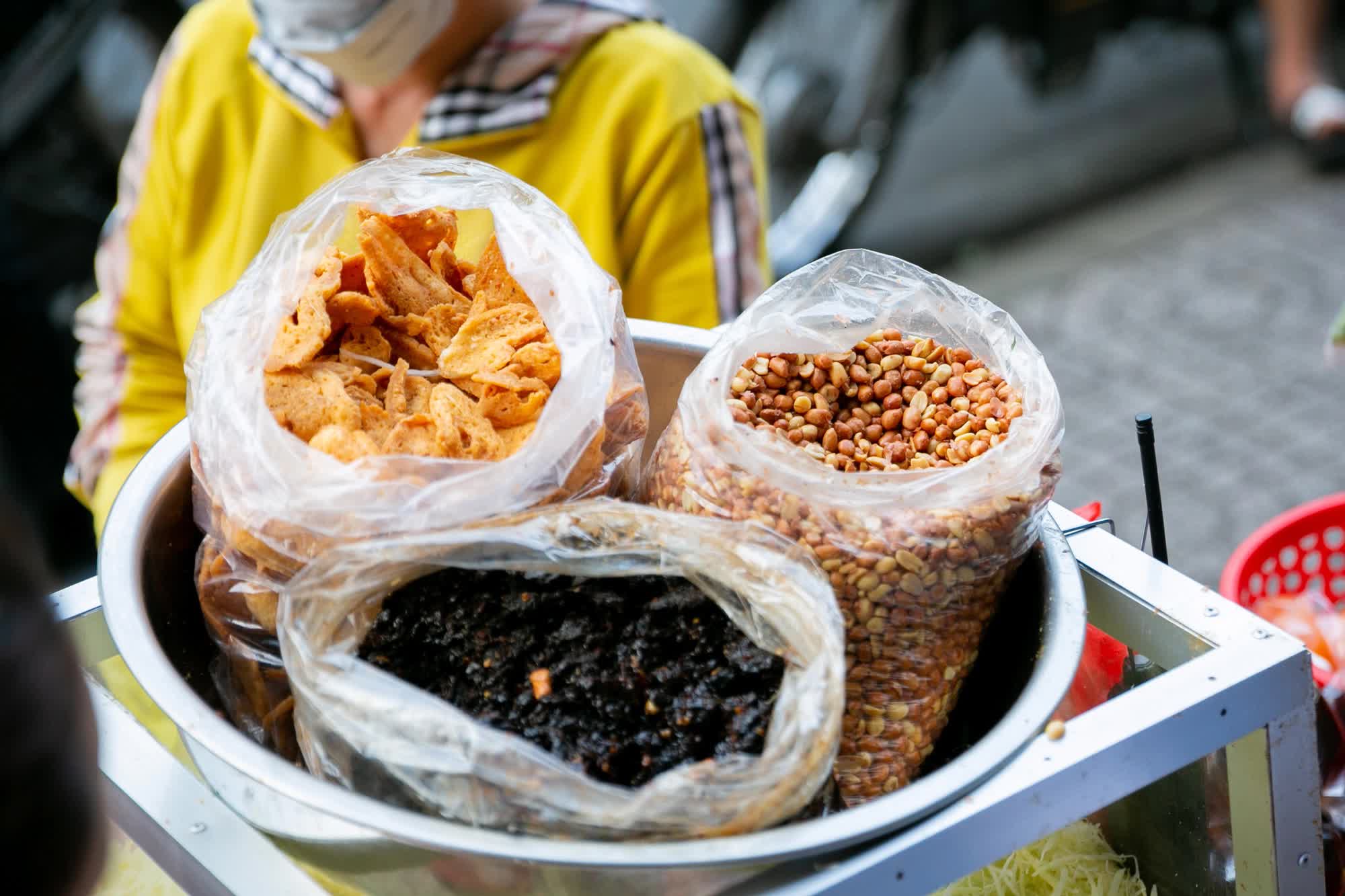 Những hàng quán nổi tiếng ở TP.HCM với câu chuyện nuôi con ăn học thành tài, mua nhà tiền tỷ - Ảnh 4.