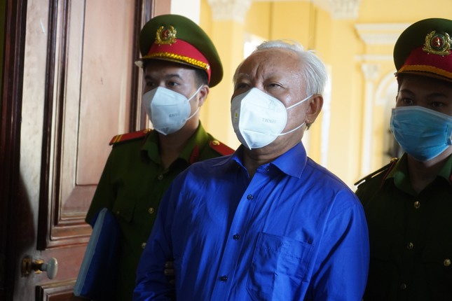 Viện kiểm sát đề nghị tòa tuyên một bị cáo bồi thường 5.500 tỷ đồng cho DongABank - Ảnh 2. Viện kiểm sát đề nghị tòa tuyên một bị cáo bồi thường 5.500 tỷ đồng cho DongABank - Ảnh 2.