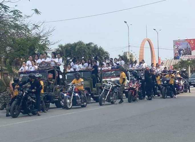 Vụ dàn người đẹp ngồi xe Jeep cắm cờ nước ngoài, tài xế mặc rằn ri: Tạm giữ 6 chiếc xe - Ảnh 2.