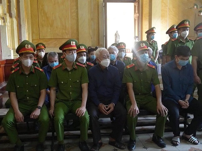 Viện kiểm sát đề nghị tòa tuyên một bị cáo bồi thường 5.500 tỷ đồng cho DongABank - Ảnh 1. Viện kiểm sát đề nghị tòa tuyên một bị cáo bồi thường 5.500 tỷ đồng cho DongABank - Ảnh 1.