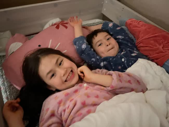 Bé gái từng nổi tiếng toàn cầu vì “phá” bố siêu đáng yêu trên sóng truyền hình trực tiếp sau 6 năm đã lớn và thay đổi đến thế nào? - Ảnh 5. Bé gái từng nổi tiếng toàn cầu vì “phá” bố siêu đáng yêu trên sóng truyền hình trực tiếp sau 6 năm đã lớn và thay đổi đến thế nào? - Ảnh 5.