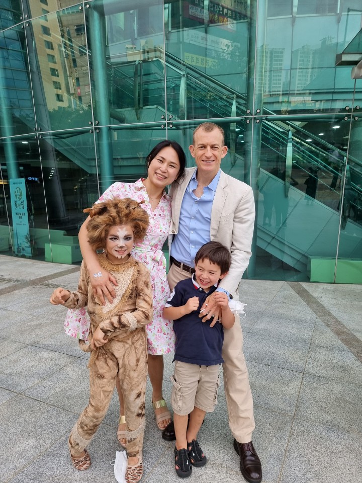 Bé gái từng nổi tiếng toàn cầu vì “phá” bố siêu đáng yêu trên sóng truyền hình trực tiếp sau 6 năm đã lớn và thay đổi đến thế nào? - Ảnh 3. Bé gái từng nổi tiếng toàn cầu vì “phá” bố siêu đáng yêu trên sóng truyền hình trực tiếp sau 6 năm đã lớn và thay đổi đến thế nào? - Ảnh 3.