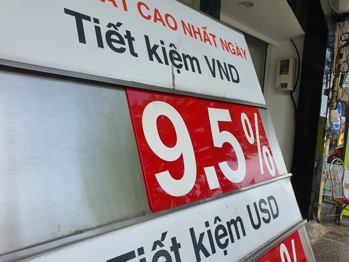 Lãi suất giảm nhanh, người gửi tiền bất ngờ - Ảnh 1. Lãi suất giảm nhanh, người gửi tiền bất ngờ - Ảnh 1.