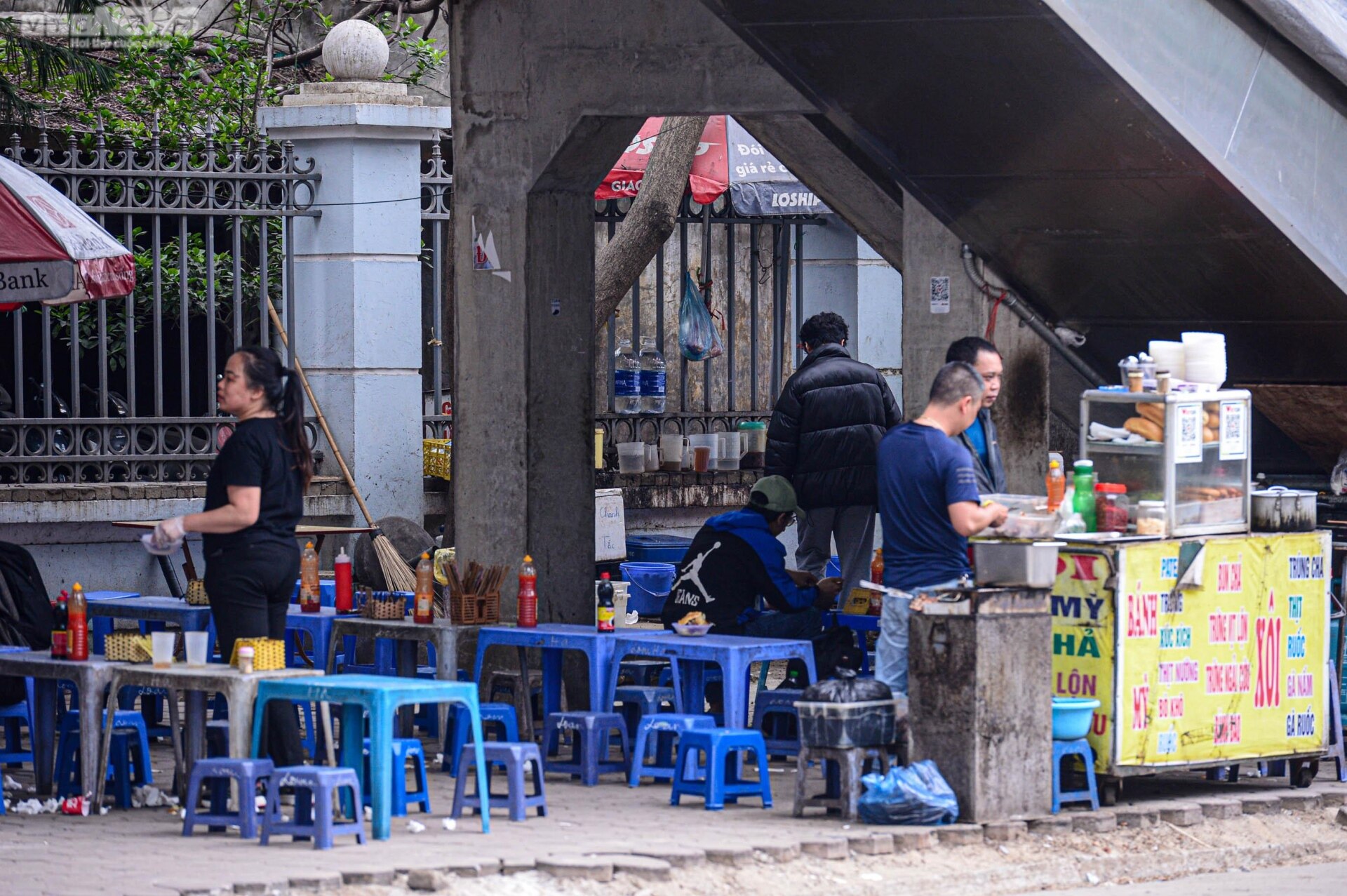 Nhà ga tuyến đường sắt Nhổn - ga Hà Nội thành nơi bán trà, quán ăn - Ảnh 6.