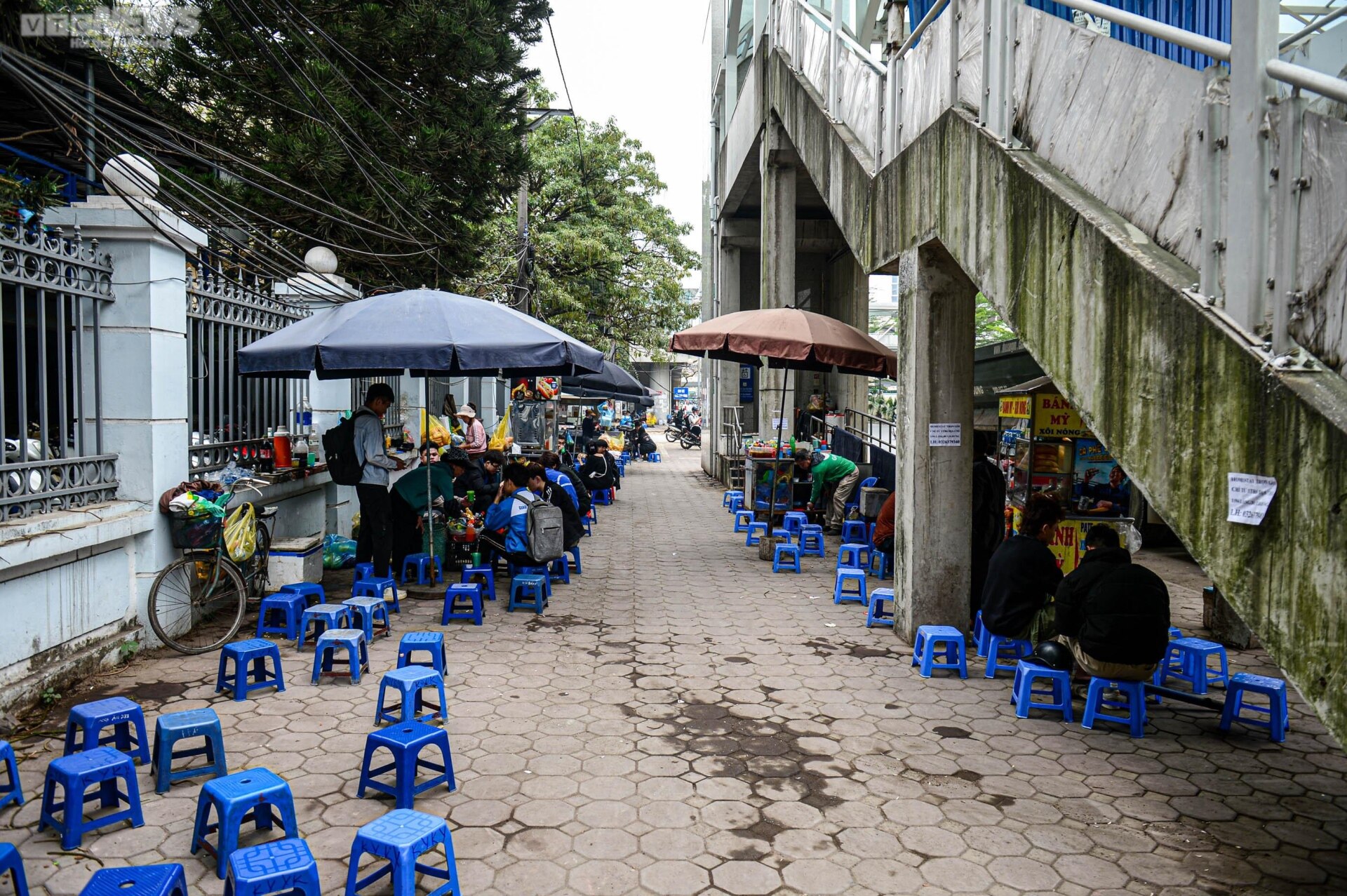 Nhà ga tuyến đường sắt Nhổn - ga Hà Nội thành nơi bán trà, quán ăn - Ảnh 5.