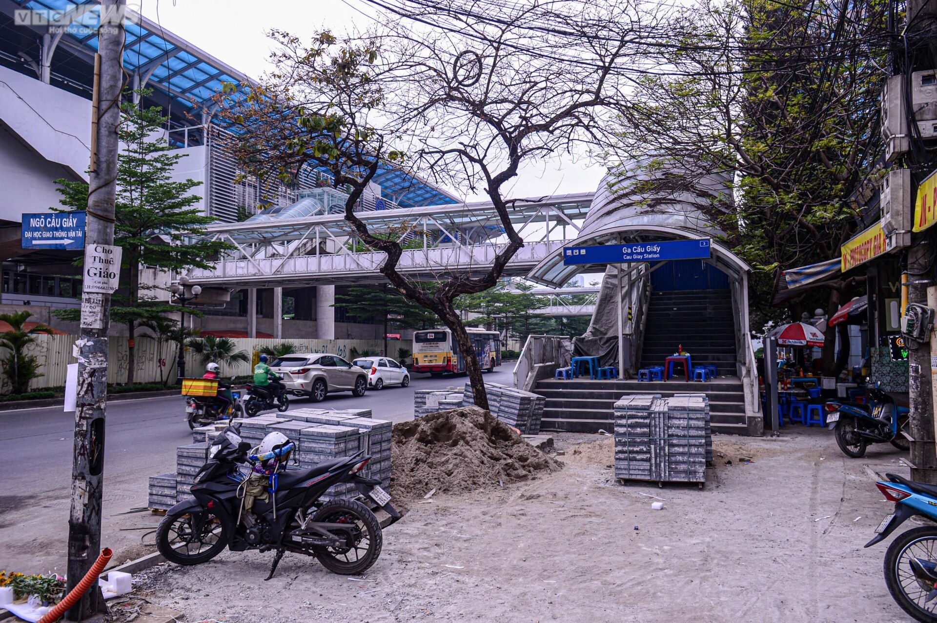 Nhà ga tuyến đường sắt Nhổn - ga Hà Nội thành nơi bán trà, quán ăn - Ảnh 2.