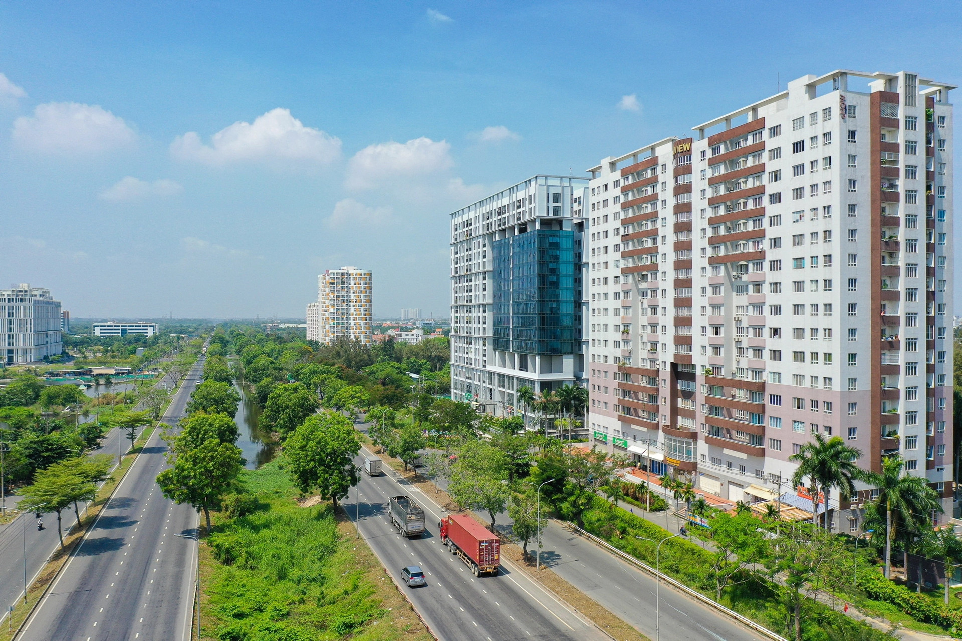 [Photo Essay] Điểm tên những tòa chung cư có thể mua về ở ngay chỉ với khoảng 2 tỷ đồng tại TP.HCM - Ảnh 6.