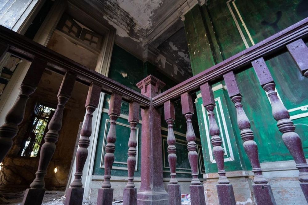 Vì sao Hong Kong có giá nhà ‘cắt cổ’, 23 tỷ đồng/ chỗ đỗ xe nhưng lại cực nhiều BĐS hạng sang hoang tàn như phế tích? - Ảnh 11.