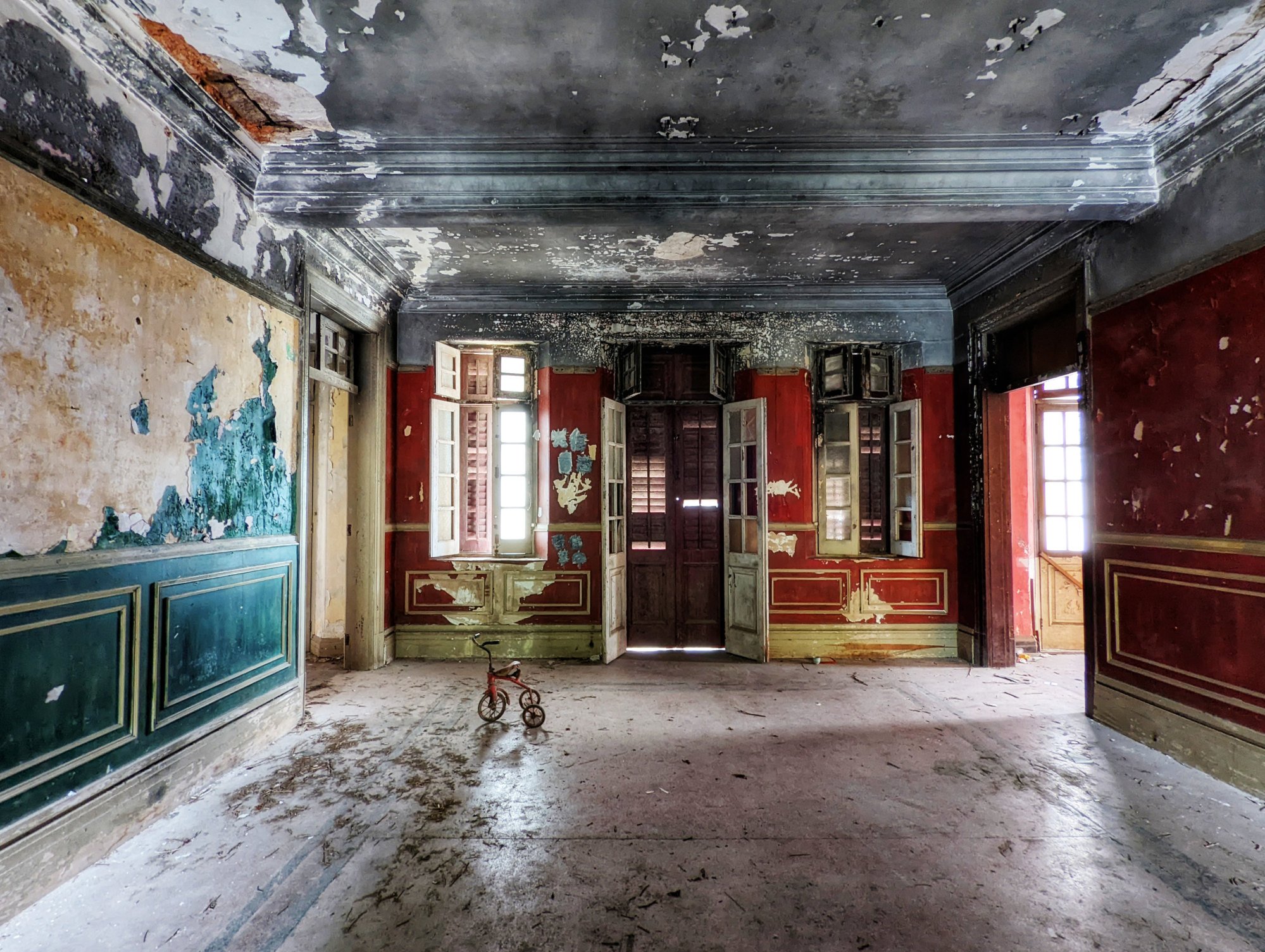 Vì sao Hong Kong có giá nhà ‘cắt cổ’, 23 tỷ đồng/ chỗ đỗ xe nhưng lại cực nhiều BĐS hạng sang hoang tàn như phế tích? - Ảnh 10.