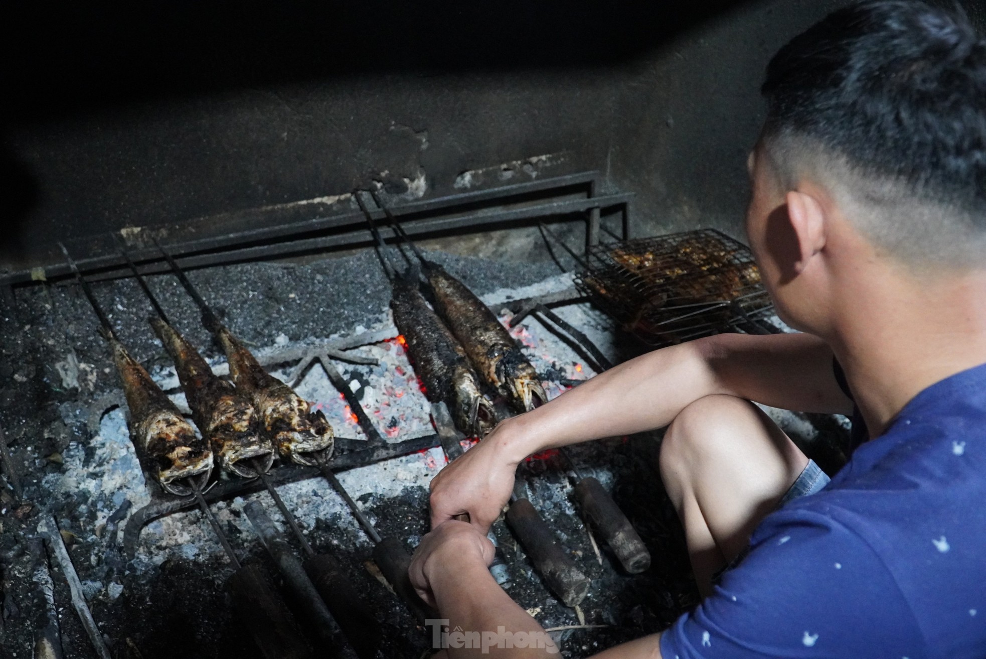 Đặc sản nướng cá bằng lá rừng, thu tiền triệu mỗi ngày - Ảnh 8.