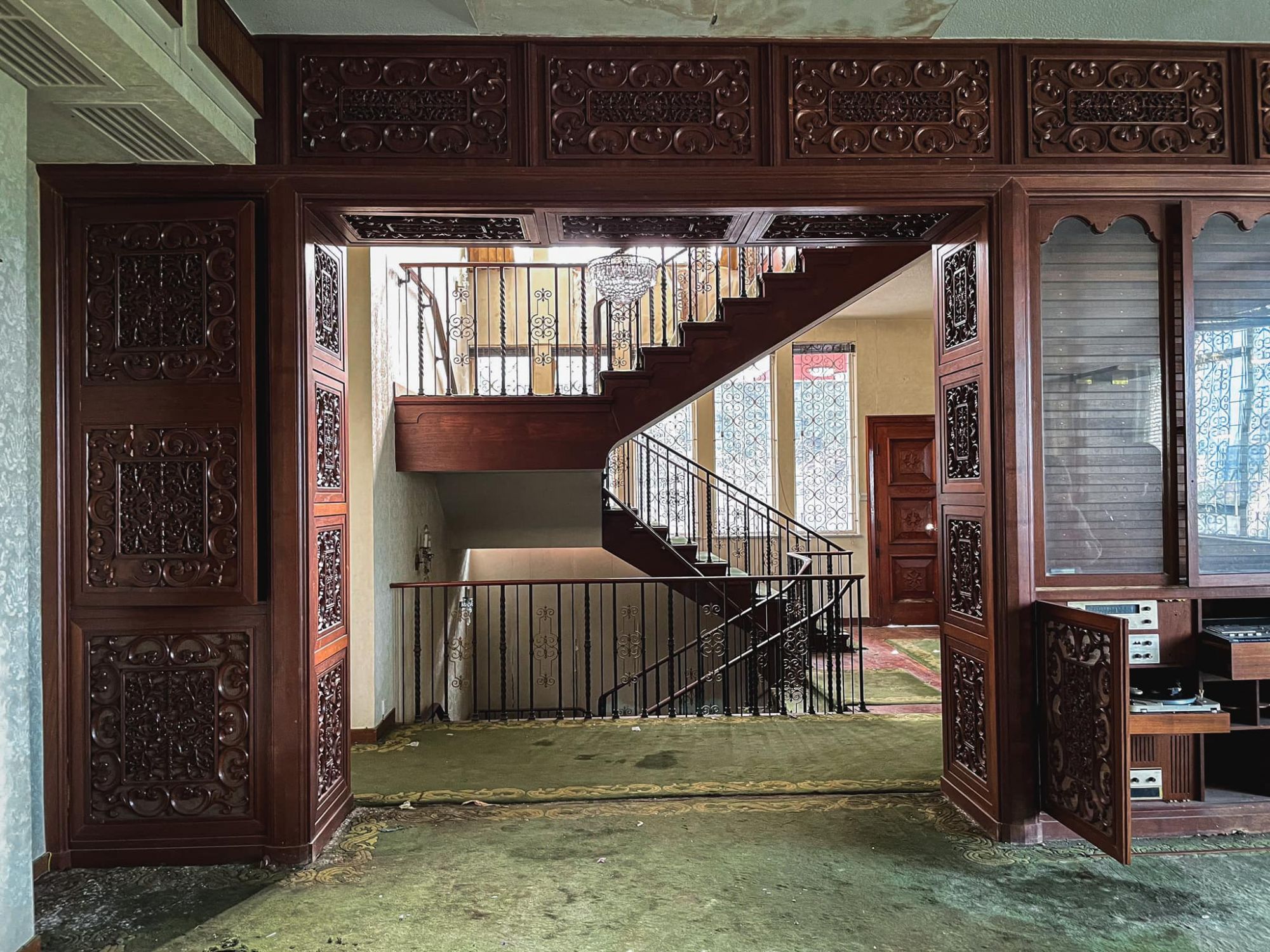 Vì sao Hong Kong có giá nhà ‘cắt cổ’, 23 tỷ đồng/ chỗ đỗ xe nhưng lại cực nhiều BĐS hạng sang hoang tàn như phế tích? - Ảnh 9.