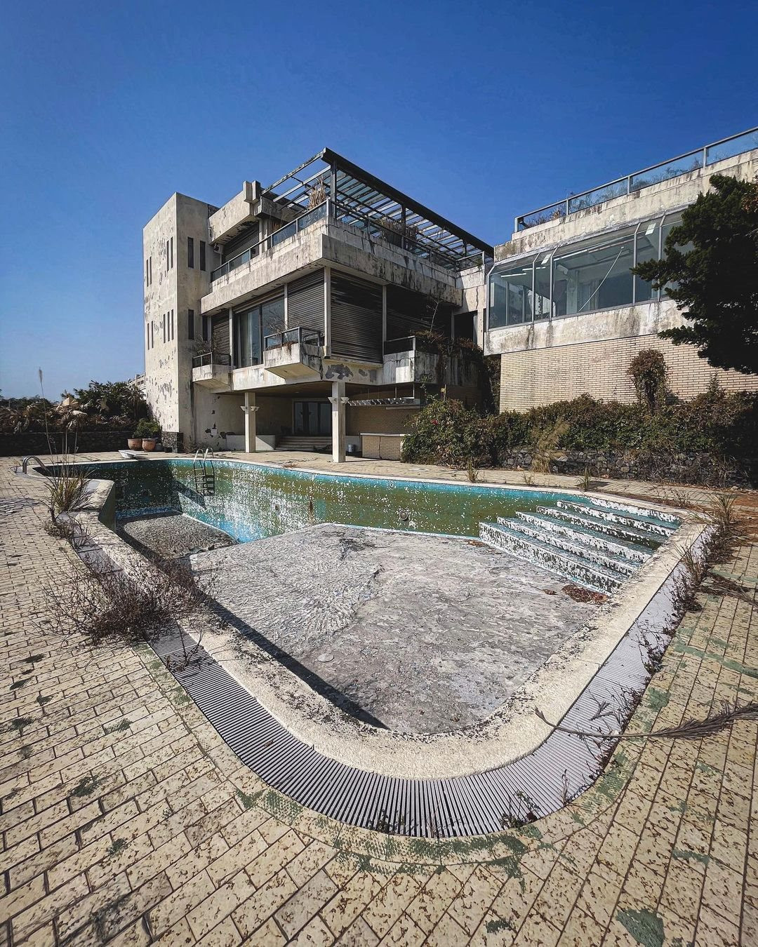 Vì sao Hong Kong có giá nhà ‘cắt cổ’, 23 tỷ đồng/ chỗ đỗ xe nhưng lại cực nhiều BĐS hạng sang hoang tàn như phế tích? - Ảnh 8.