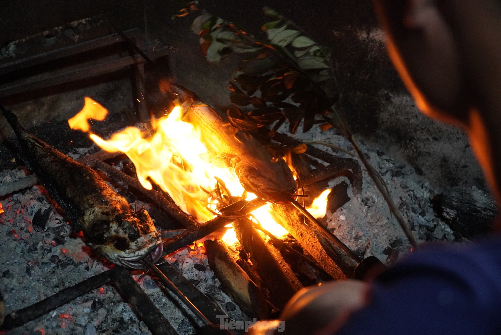 Đặc sản nướng cá bằng lá rừng, thu tiền triệu mỗi ngày - Ảnh 6.