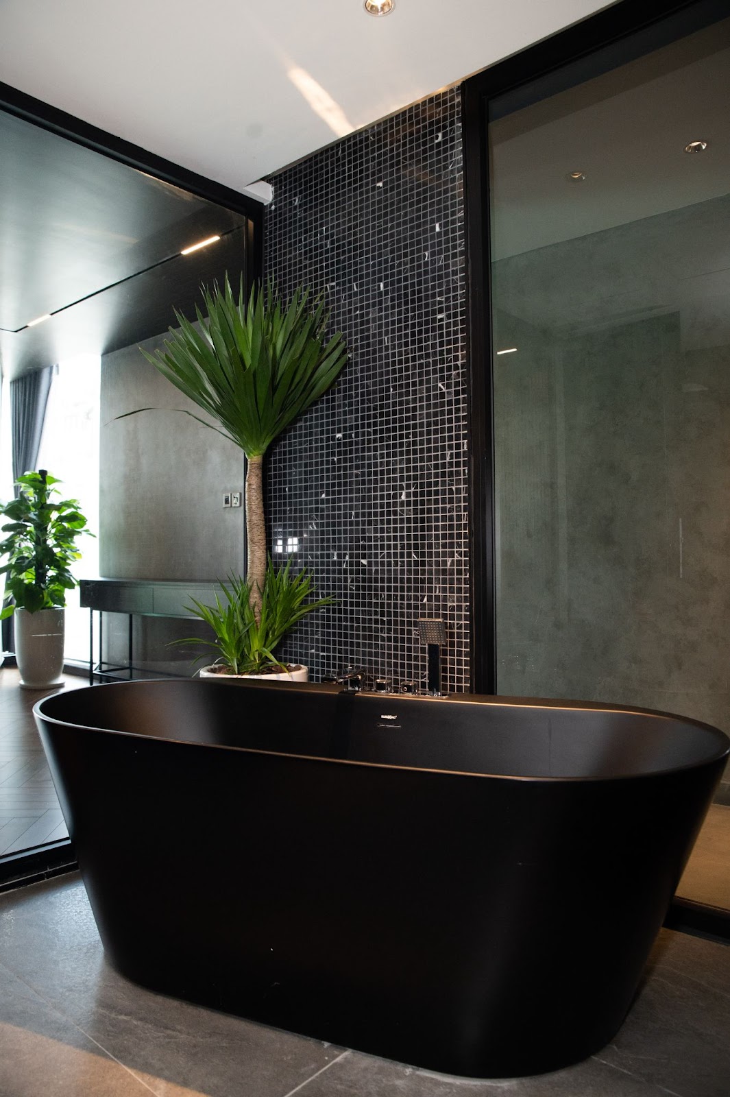 Vợ chồng 9x chi 10 tỷ đồng cải tạo khách sạn cũ 700m2 thành ngôi nhà cực phong cách: Vừa là tổ ấm, vừa kinh doanh giúp tận dụng hiệu quả tối đa - Ảnh 3. Vợ chồng 9x chi 10 tỷ đồng cải tạo khách sạn cũ 700m2 thành ngôi nhà cực phong cách: Vừa là tổ ấm, vừa kinh doanh giúp tận dụng hiệu quả tối đa - Ảnh 3.