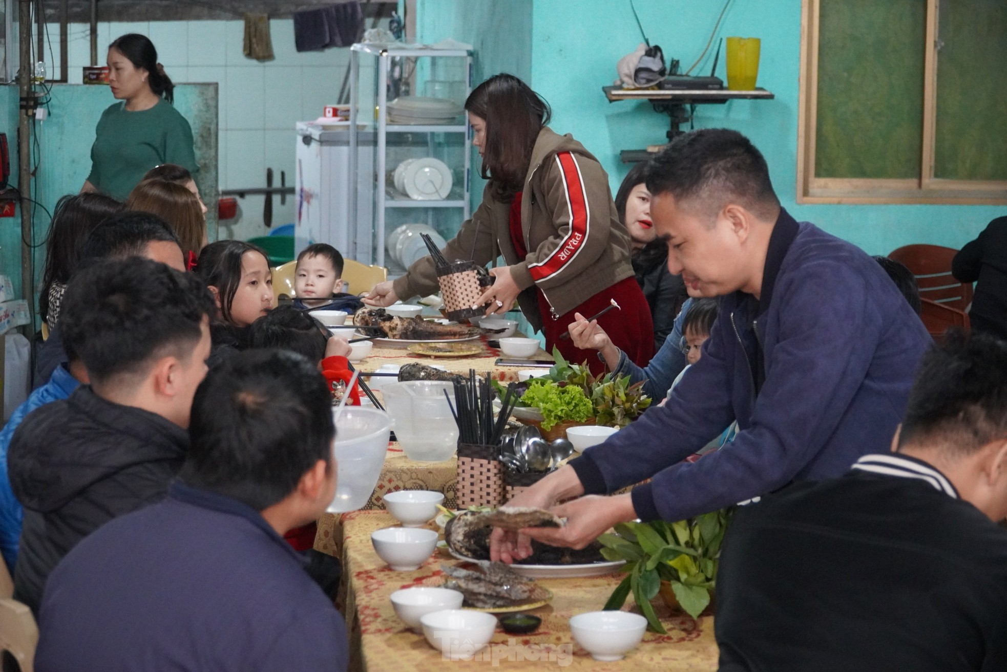 Đặc sản nướng cá bằng lá rừng, thu tiền triệu mỗi ngày - Ảnh 4.