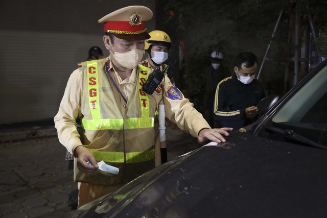 Hà Nội: Cảnh sát hóa trang xử lý nồng độ cồn gần quán nhậu - Ảnh 15.