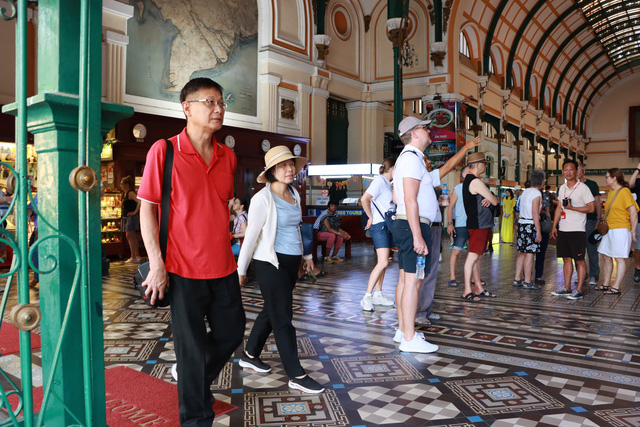 Khách du lịch Trung Quốc hào hứng đến TP Hồ Chí Minh - Ảnh 3.