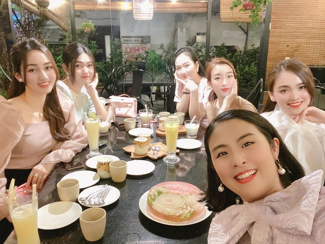 Đỗ Mỹ Linh và dàn người đẹp tụ họp mừng sinh nhật Hoa hậu Ngọc Hân - Ảnh 4. Đỗ Mỹ Linh và dàn người đẹp tụ họp mừng sinh nhật Hoa hậu Ngọc Hân - Ảnh 4.