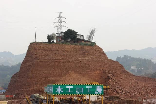 Ngôi nhà 150m2 ở Trung Quốc nằm chênh vênh ở độ cao 20m vì bị chủ đầu tư đào móng để thi công: Điện nước bị cắt vẫn không chịu nhúc nhích, chỉ rời đi khi được tòa án hòa giải - Ảnh 1.