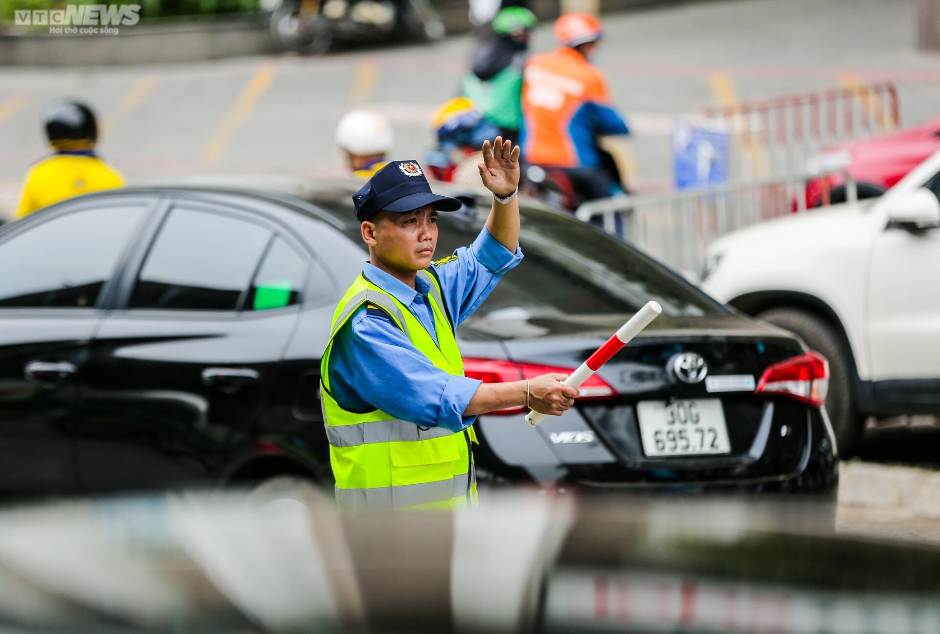 Mọc thêm 3 lô cốt, đường giao thông huyết mạch Thủ đô đã tắc nay còn tắc hơn - Ảnh 9.