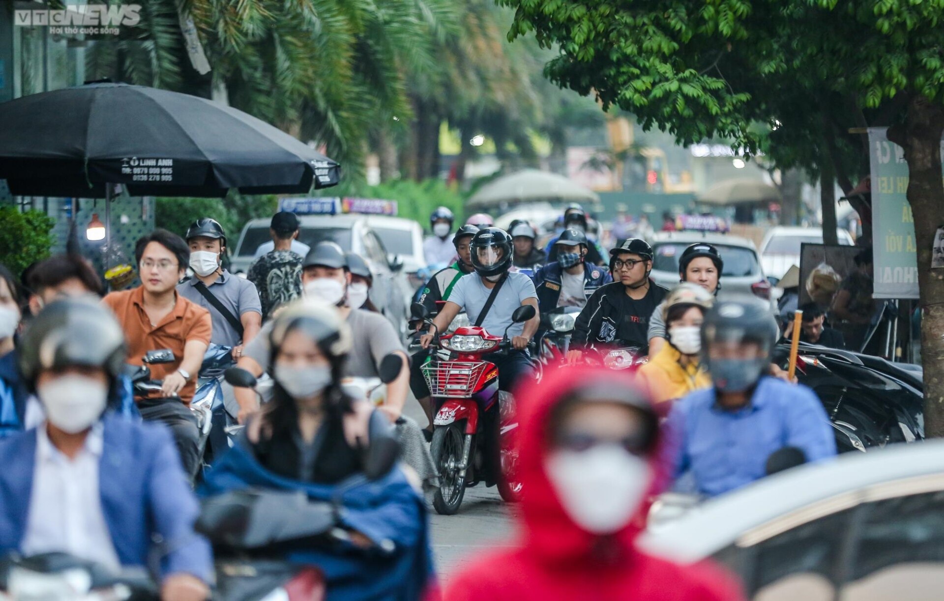 Mọc thêm 3 lô cốt, đường giao thông huyết mạch Thủ đô đã tắc nay còn tắc hơn - Ảnh 8.