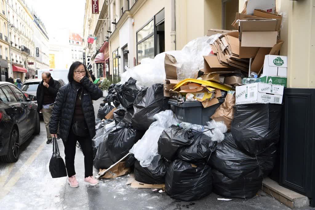 Sốc với loạt ảnh tại kinh đô ánh sáng Paris: 10.000 tấn rác chồng chất như núi, vẻ hoa lệ ngày nào bị xóa nhòa bởi mùi hôi thối - Ảnh 10. Sốc với loạt ảnh tại kinh đô ánh sáng Paris: 10.000 tấn rác chồng chất như núi, vẻ hoa lệ ngày nào bị xóa nhòa bởi mùi hôi thối - Ảnh 10.