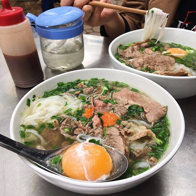 Đi nửa vòng trái đất đến Việt Nam để thực hiện ước mơ ăn phở, nhưng món ăn kèm này mới là điều khiến du khách nước ngoài bất ngờ - Ảnh 12.