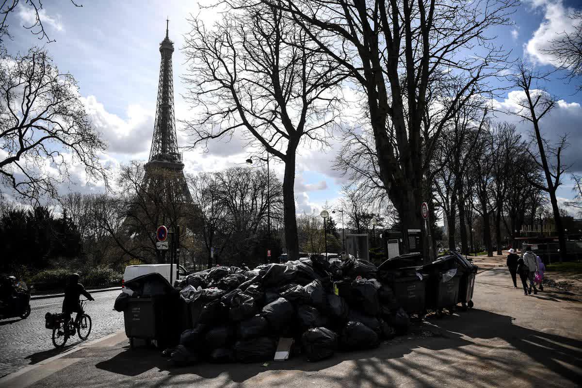 Sốc với loạt ảnh tại kinh đô ánh sáng Paris: 10.000 tấn rác chồng chất như núi, vẻ hoa lệ ngày nào bị xóa nhòa bởi mùi hôi thối - Ảnh 1.