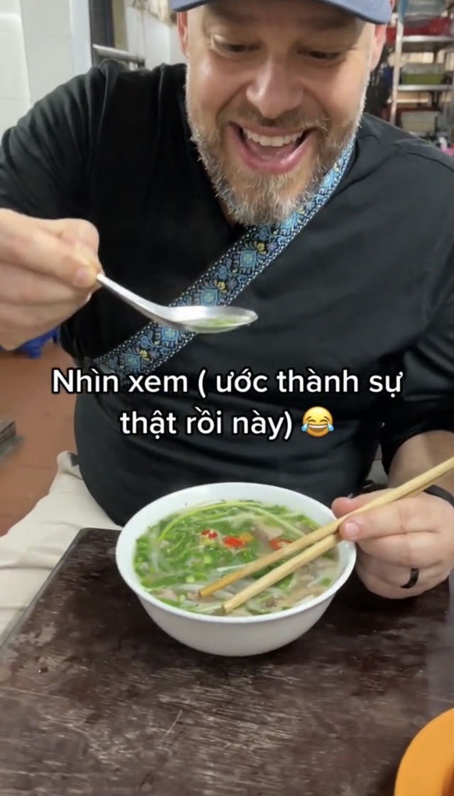 Đi nửa vòng trái đất đến Việt Nam để thực hiện ước mơ ăn phở, nhưng món ăn kèm này mới là điều khiến du khách nước ngoài bất ngờ - Ảnh 3.