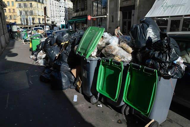 Sốc với loạt ảnh tại kinh đô ánh sáng Paris: 10.000 tấn rác chồng chất như núi, vẻ hoa lệ ngày nào bị xóa nhòa bởi mùi hôi thối - Ảnh 8.