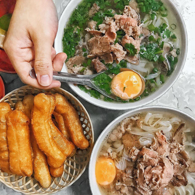 Đi nửa vòng trái đất đến Việt Nam để thực hiện ước mơ ăn phở, nhưng món ăn kèm này mới là điều khiến du khách nước ngoài bất ngờ - Ảnh 10.