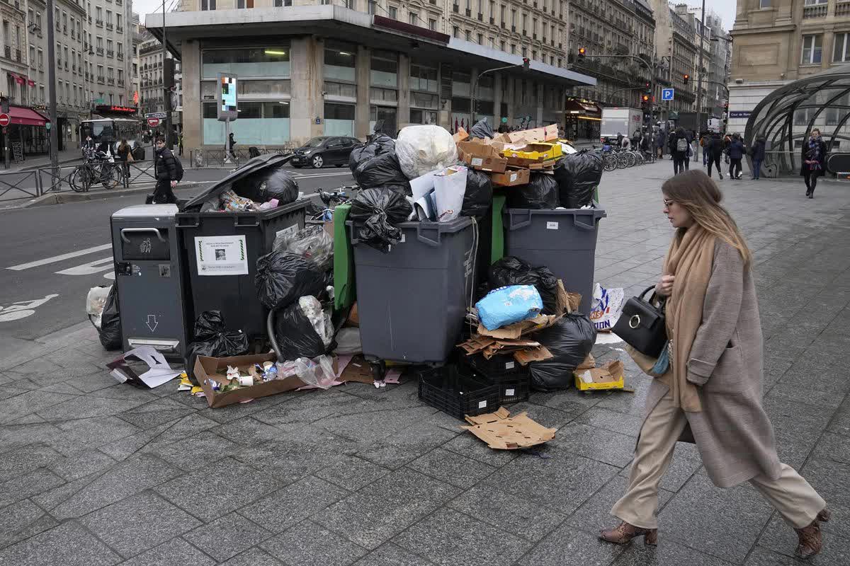 Sốc với loạt ảnh tại kinh đô ánh sáng Paris: 10.000 tấn rác chồng chất như núi, vẻ hoa lệ ngày nào bị xóa nhòa bởi mùi hôi thối - Ảnh 7. Sốc với loạt ảnh tại kinh đô ánh sáng Paris: 10.000 tấn rác chồng chất như núi, vẻ hoa lệ ngày nào bị xóa nhòa bởi mùi hôi thối - Ảnh 7.