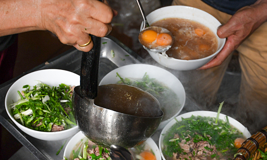 Đi nửa vòng trái đất đến Việt Nam để thực hiện ước mơ ăn phở, nhưng món ăn kèm này mới là điều khiến du khách nước ngoài bất ngờ - Ảnh 9.