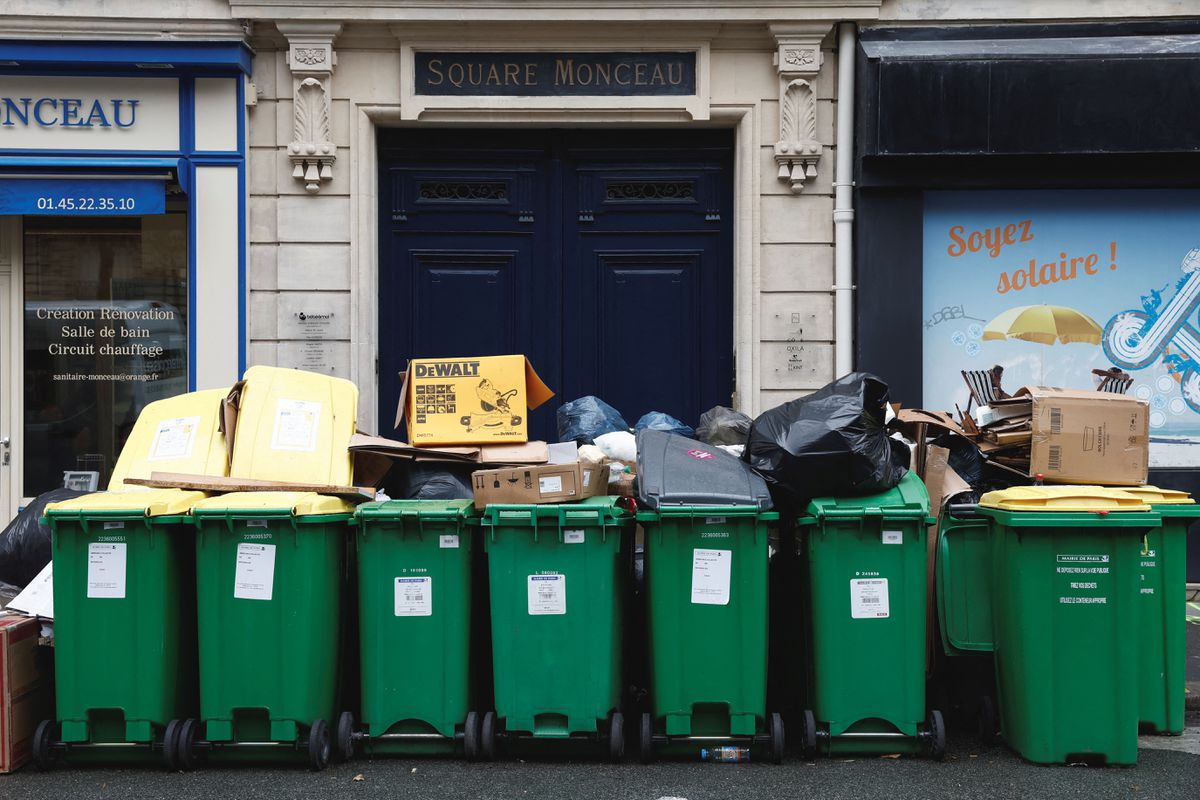 Sốc với loạt ảnh tại kinh đô ánh sáng Paris: 10.000 tấn rác chồng chất như núi, vẻ hoa lệ ngày nào bị xóa nhòa bởi mùi hôi thối - Ảnh 5. Sốc với loạt ảnh tại kinh đô ánh sáng Paris: 10.000 tấn rác chồng chất như núi, vẻ hoa lệ ngày nào bị xóa nhòa bởi mùi hôi thối - Ảnh 5.